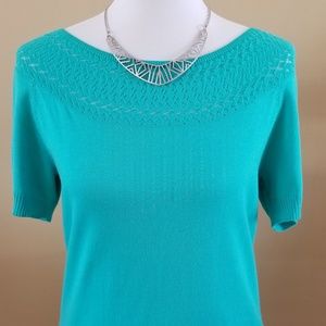 Jaclyn Smith short shelves tee